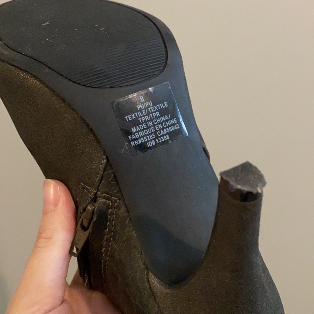 Heels - Picture 3 of 3